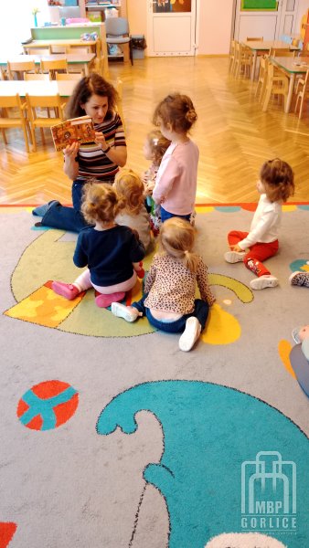 Biblioteka Gorlice, Pierwsze kroki… w świecie książek Dzieci szukają wiewiórki w książce